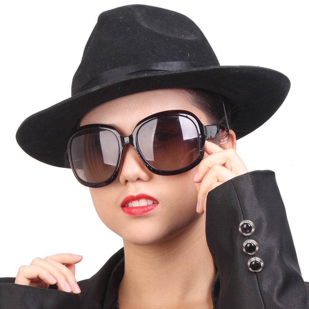 Zestaw kapelusz awanturnika i modne okulary